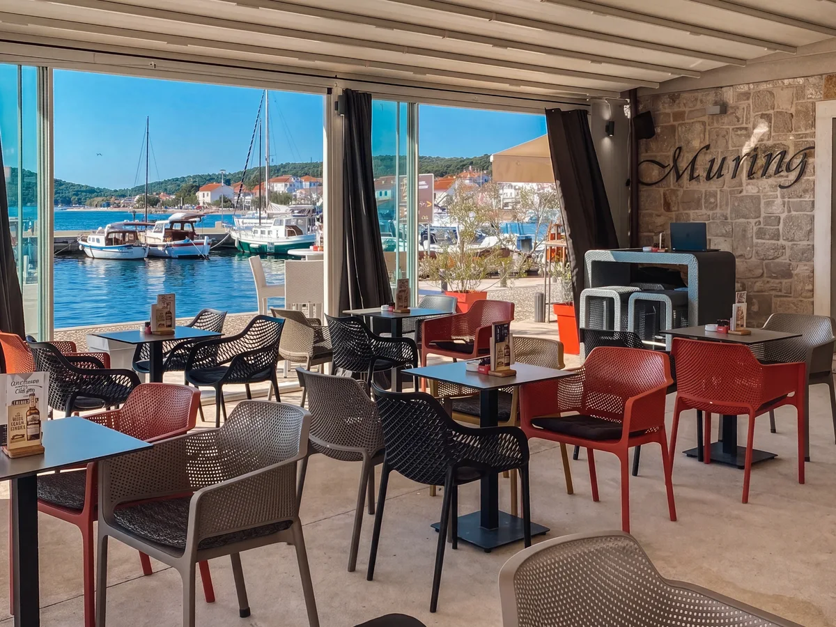 Caffe Bar Muring – interijer kafića s pogledom na luku kroz prozore, Murter Dalmacija