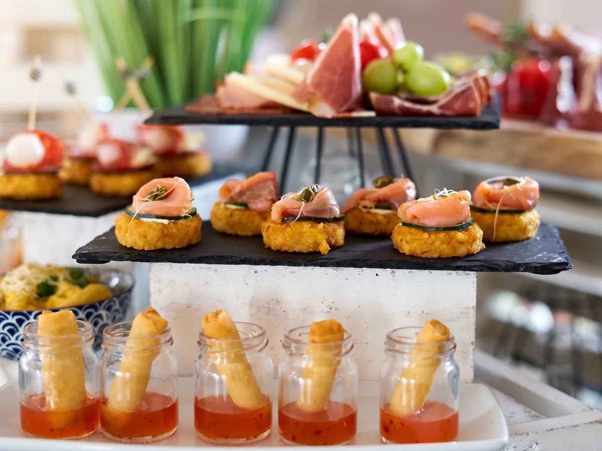 Catering Muring – kanapei s lososom na kroketu od povrća i deserti u shot čašama