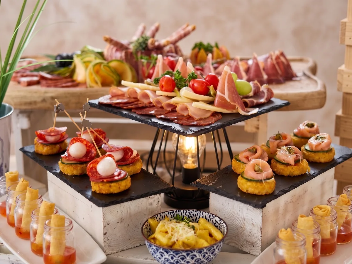Catering Muring Zagreb – premium prezentacija finger fooda na stepenastom postolju od škriljevca