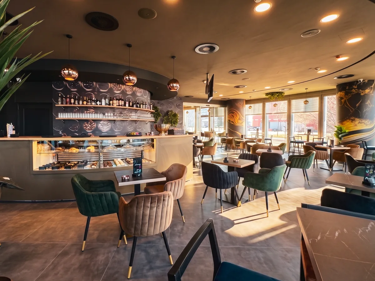 Desirée 2 – šank s vitriom kolača, bakrenim lampama i mramornim stupovima, caffe bar Zagreb