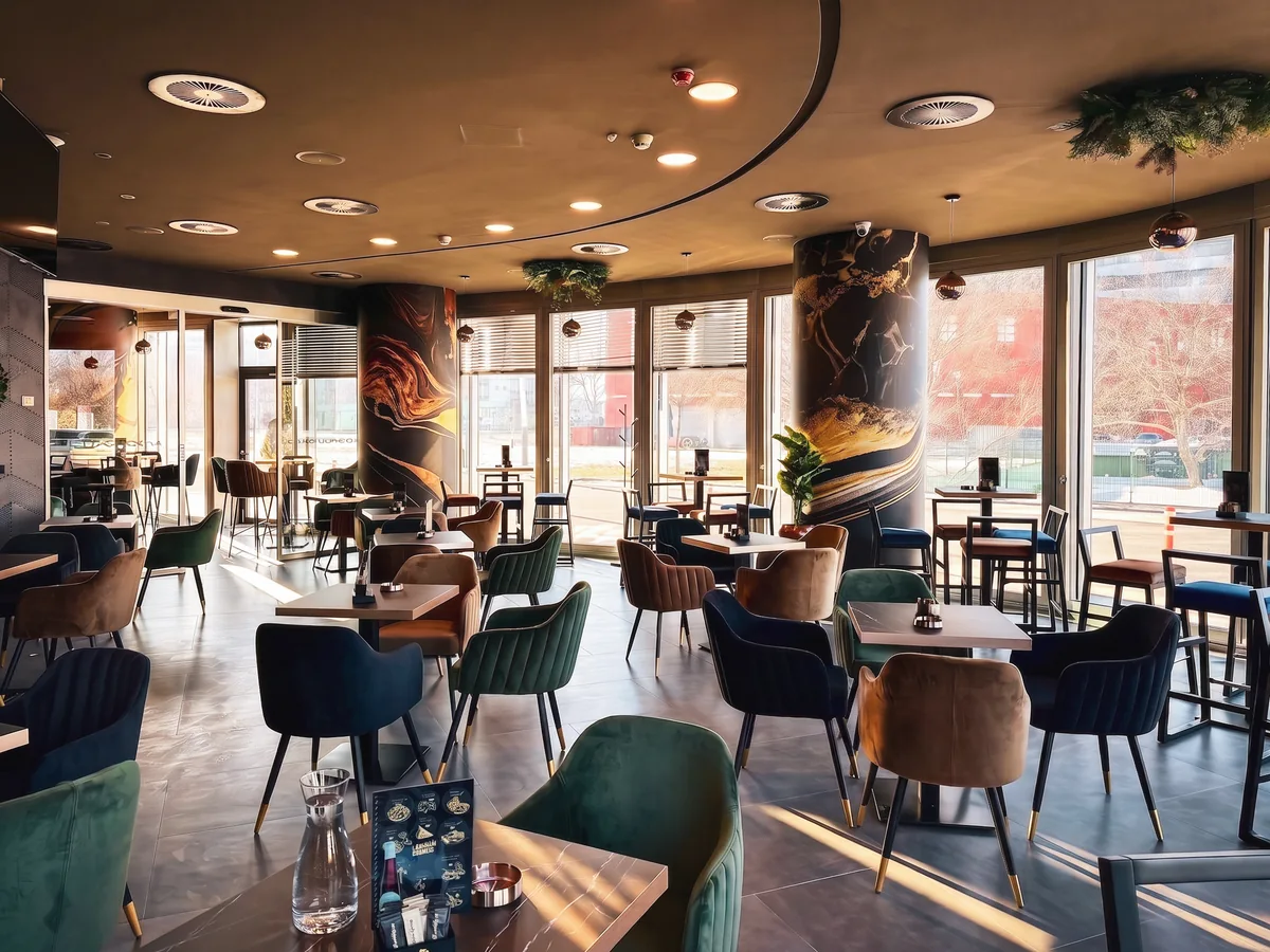 Desirée 2 Zagreb – moderni caffe bar interijer s velvet foteljama, mramornim stupovima i vitriom kolača