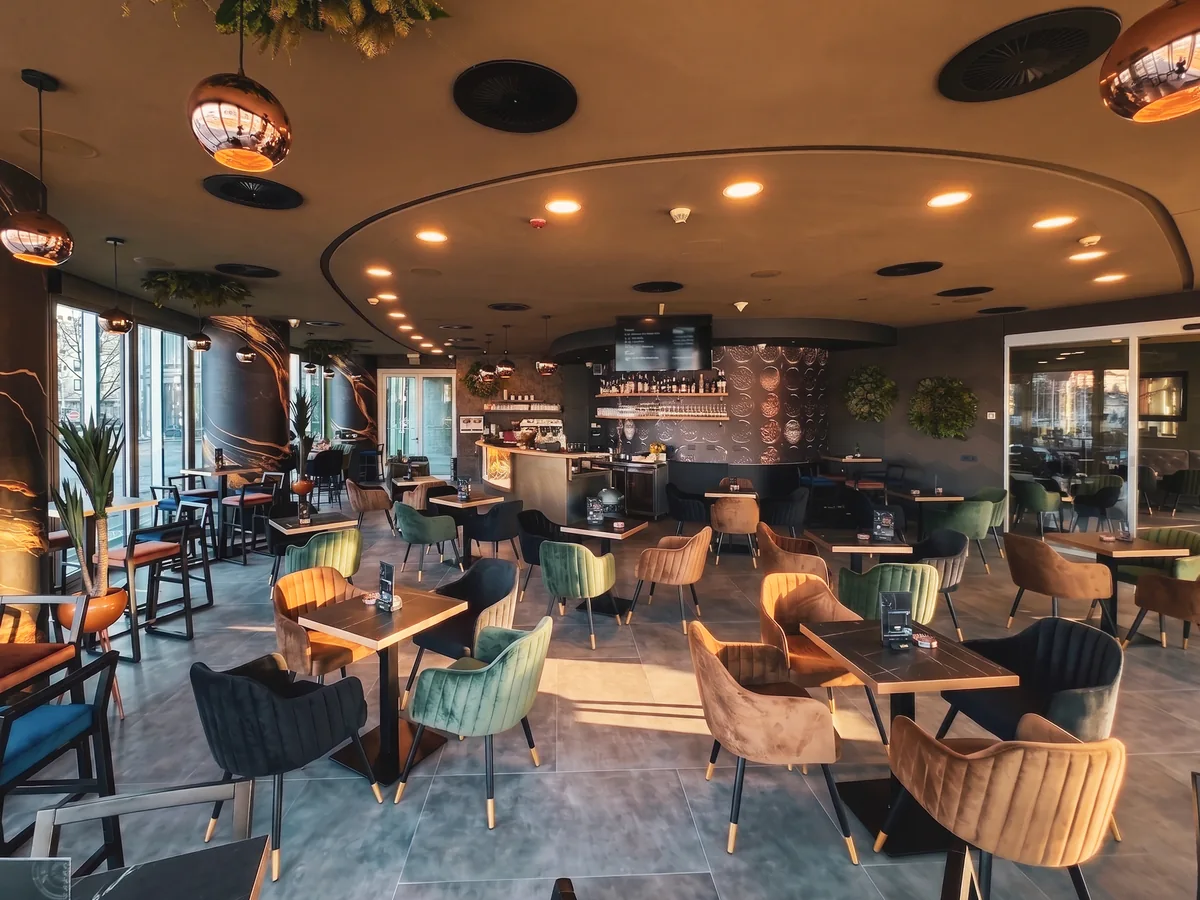 Desirée 2 – panoramski pogled na cijeli caffe bar s bakrenim lampama i velvet foteljama, Zagreb
