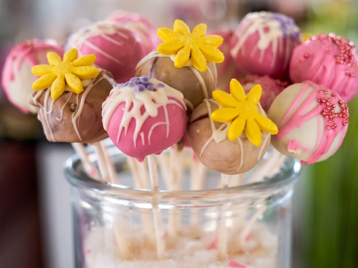 Grand Marnier slastičarnica Zagreb – ručno dekorativni cake pops s cvjetnim ukrasima u staklenoj posudi