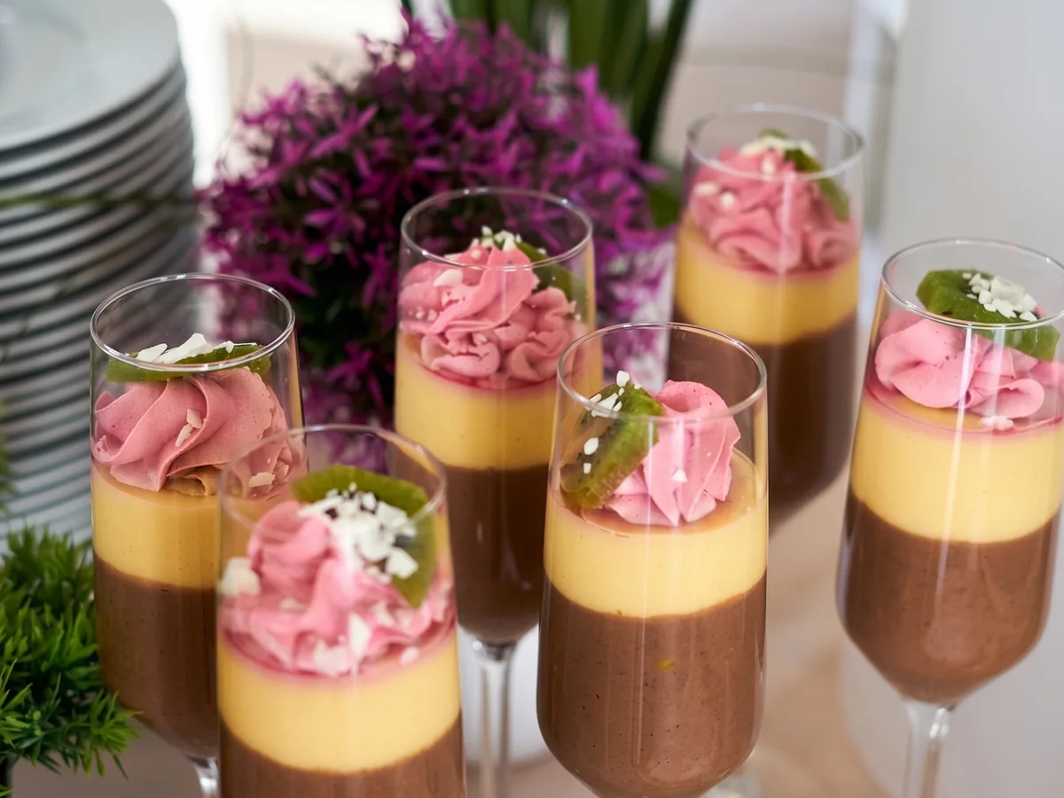 Grand Marnier – elegantni desert cupovi s čokoladom, vanilija moussem i ružičastom kremom u čašama