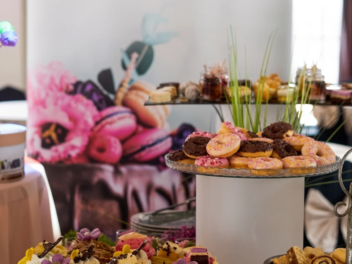 Grand Marnier slastičarnica Zagreb – slatki event buffet s krafnama, glaziranim kolačima i pecivom