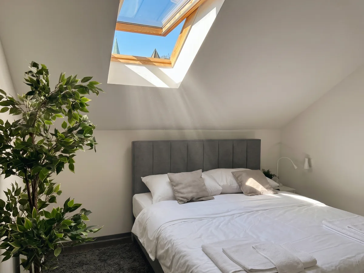 Kaptol Rooms – dvokrevetna soba s krovnim prozorom i pogledom na kule Zagrebačke katedrale