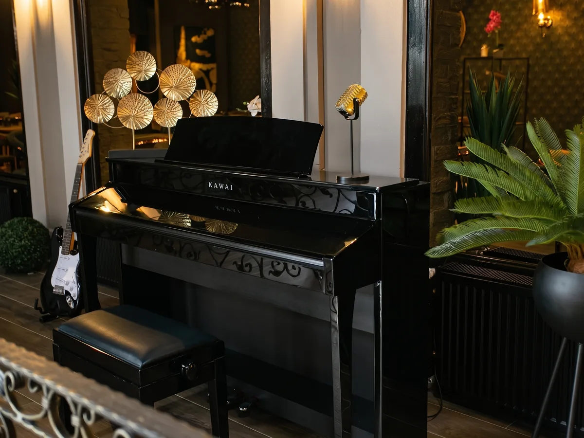 Kaptolska Klet Zagreb – Kawai grand piano and electric guitar on a live music stage