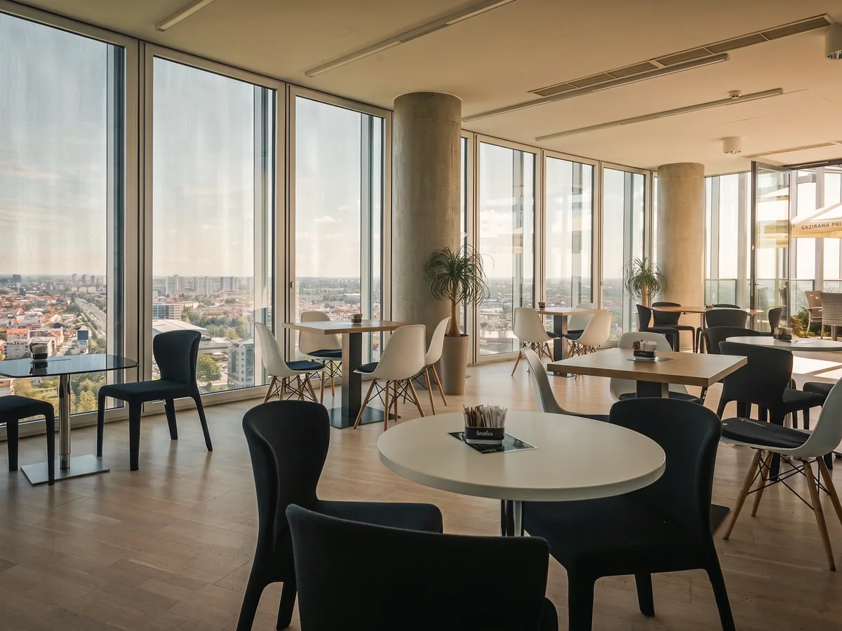 Muring Sky – interijer s panoramskim pogledom na Zagreb u popodnevnom zlatnom svjetlu