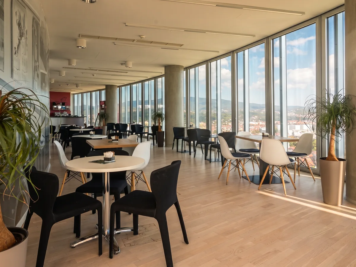 Muring Sky – moderni restoran na 21. katu s panoramskim prozorima i pogledom na Medvednicu iznad Zagreba