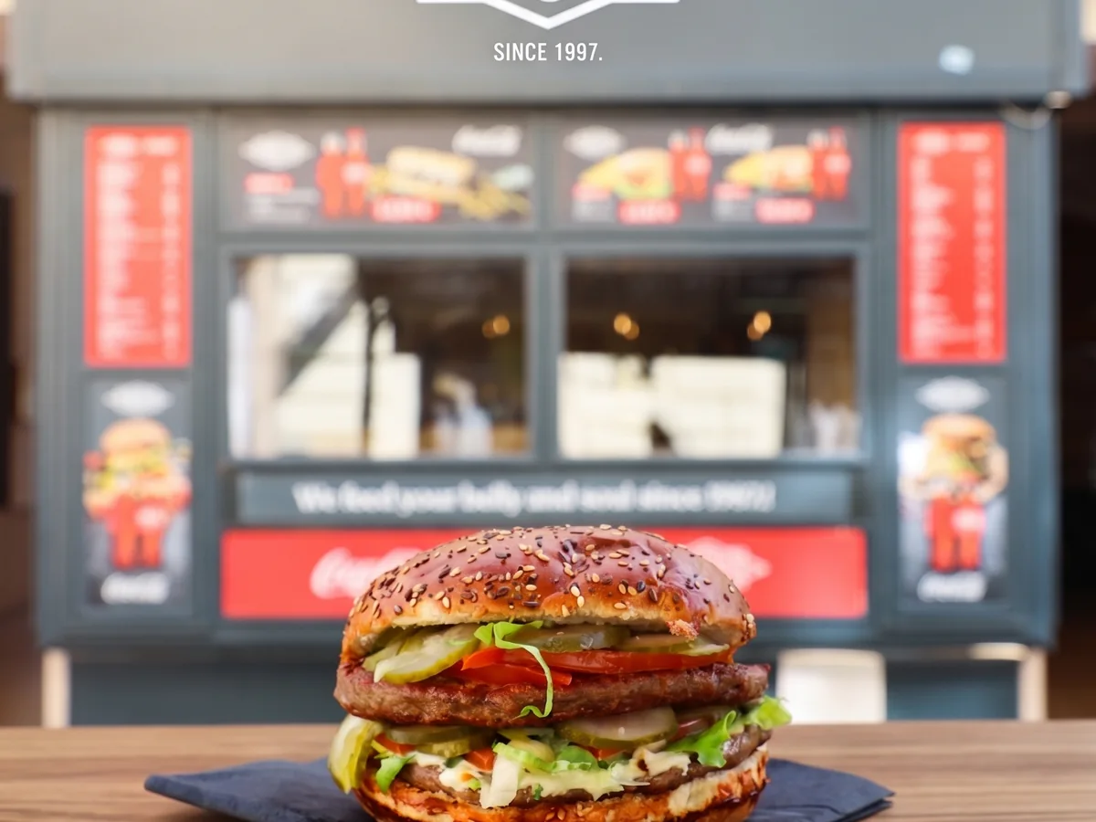 Pingvin – double burger in front of the kiosk with 